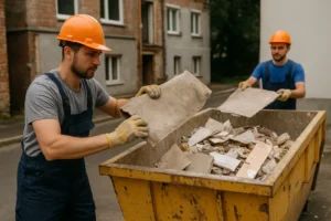Ekipa remontowa pracująca na budowie i oczyszczająca teren z odpadów budowlanych.