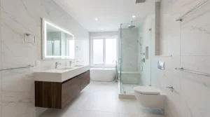 Łazienka z prysznicem walk-in w nowoczesnym stylu z jasnymi płytkami, przeszkloną strefą kąpieli i elegancką armaturą w aranżacji 2026